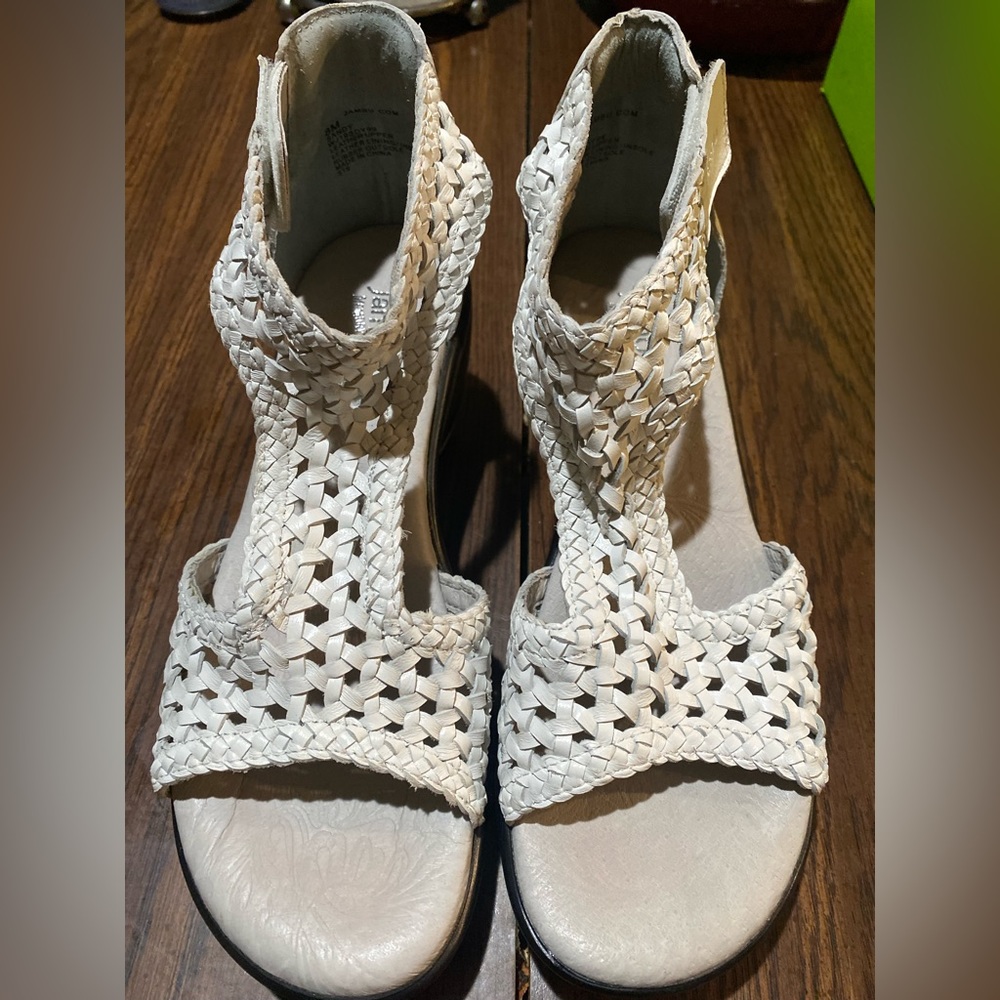 JAMBU SANDAL SIZE 8